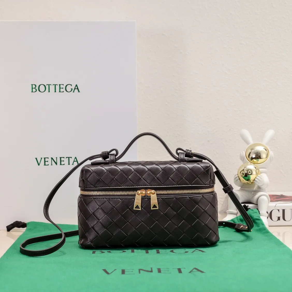 Batch 1360 Bottega Veneta 24 spring and summer woven zipper crossbody bag. A crossbody bag that can be used as a cosmetic bag. The exquisite weaving and compact body are an indispensable accessory for the upcoming summer. The double zipper also better protects the bag. It has a large capacity. If you like it, don’t miss it. Style number: 9109 Size: 22*12.5*5cm